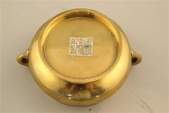 A Chinese bronze gui censer, Xuande mark, 18th / 19th century, width 18cm, weight 960g.